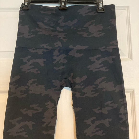 Spanx Look At Me Now Seamless Crop Leggings XL Black Camo - Picture 10 of 14